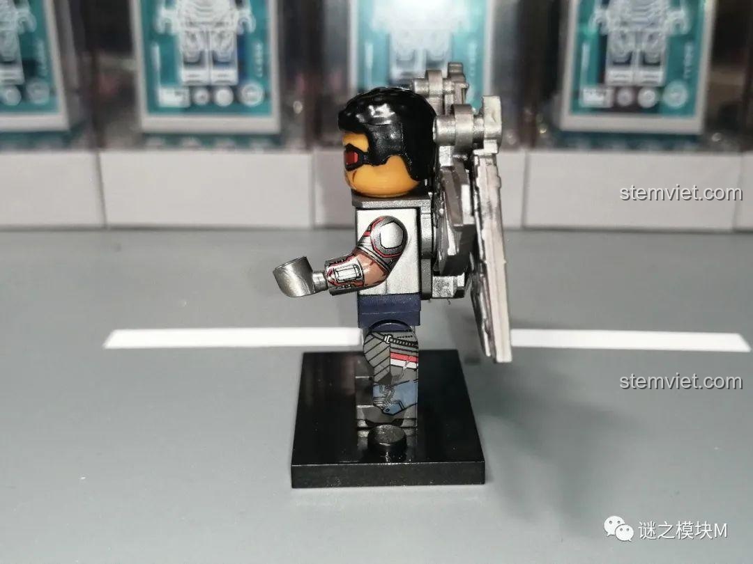 Chi tiết bên hông của minifigure The Falcon (WM2166). Đồ chơi lắp ráp Winter Soldier Bucky Barnes.