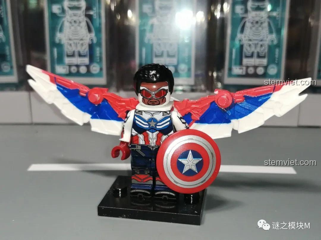 Falcon Captain America WM2164 với bộ cánh mở rộng hoành tráng, cầm khiên của Captain America. Sản phẩm WM The Falcon and the Winter Soldier.