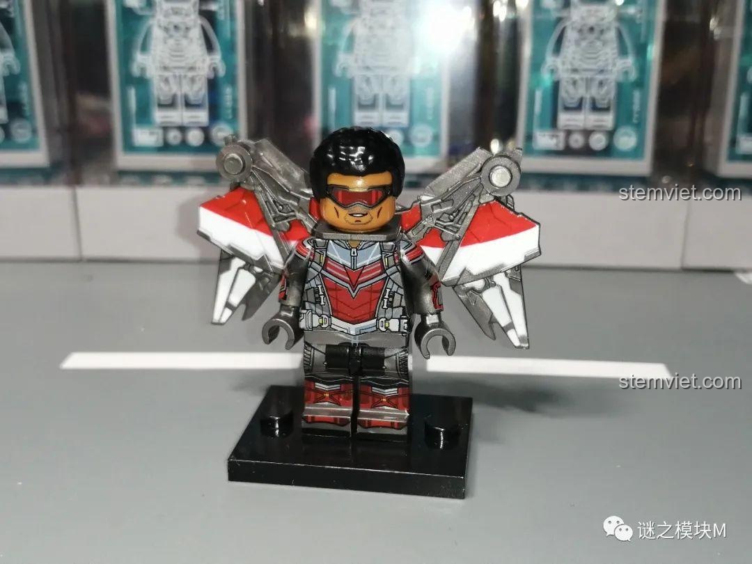 Minifigure Falcon (Civil War) WM2169 với bộ cánh gập màu xám. Một phiên bản khác trong bộ đồ chơi Baron Zemo WM.