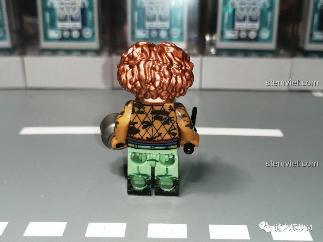 Mặt sau của minifigure Karli Morgenthau WM2167, cho thấy chi tiết áo khoác. John Walker U.S. Agent WM6117.