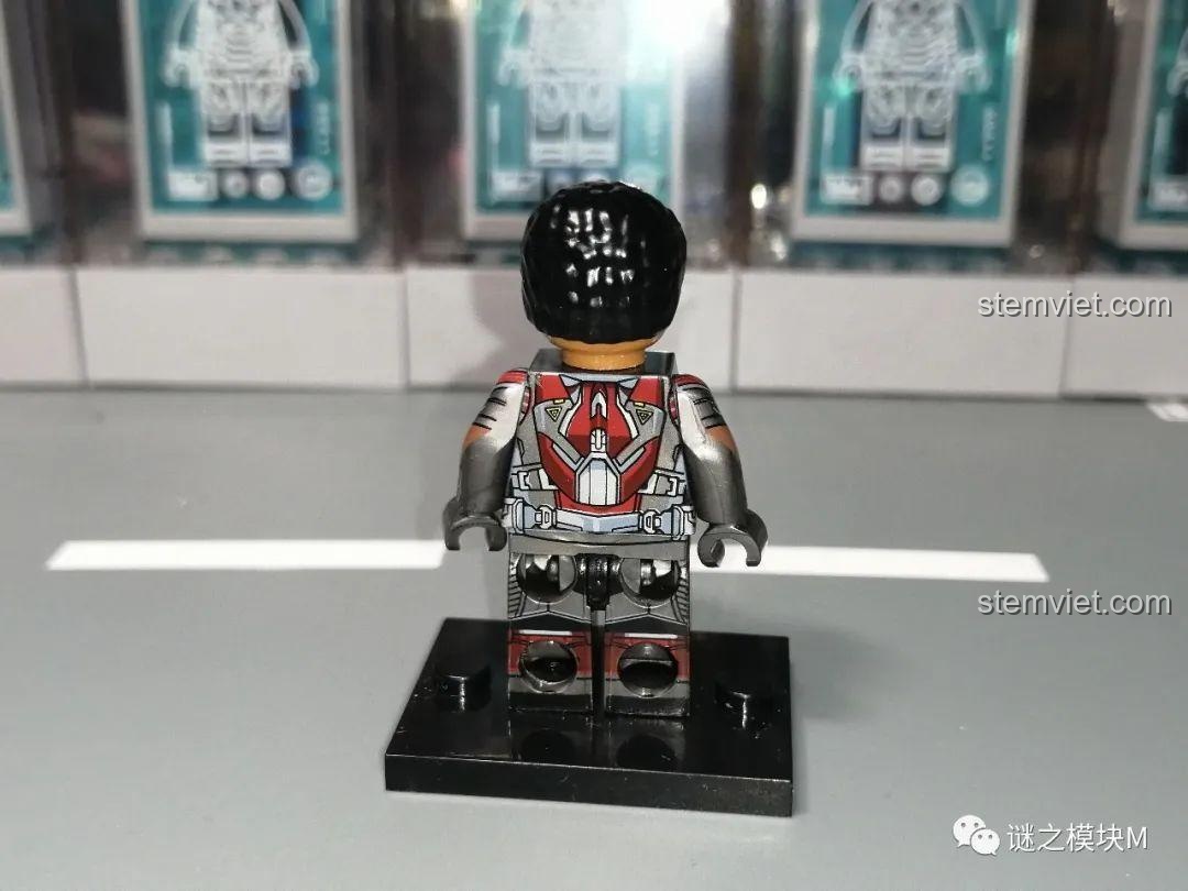 Mặt sau của Falcon (Civil War) WM2169 khi không đeo cánh. Bộ sưu tập minifigure WM6117.