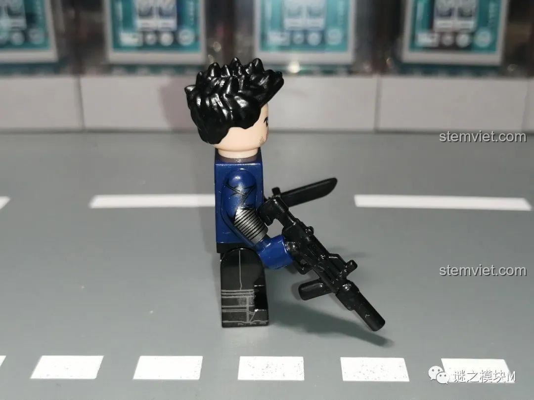Ảnh chụp từ bên hông minifigure WM2163 Winter Soldier, cho thấy chi tiết in trên cánh tay và thân.