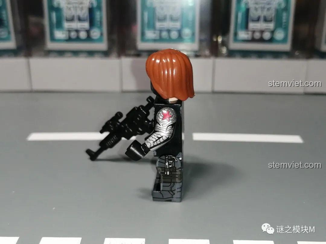 Cận cảnh minifigure WM2165 Winter Soldier phiên bản初代 (First Gen) với mặt nạ và cánh tay bạc. Đồ chơi xếp hình nhân vật Marvel.