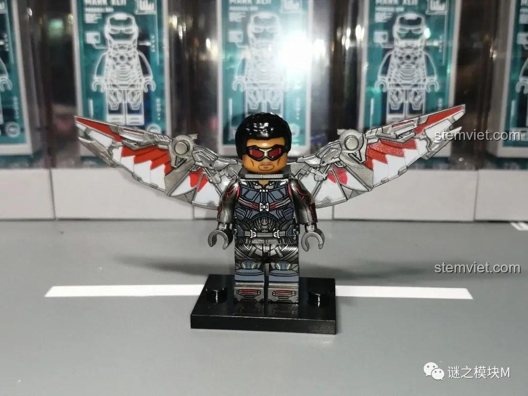 Mặt sau của minifigure WM2169 The Falcon (Civil War) không có cánh. Minifigure The Falcon and the Winter Soldier WM2165.