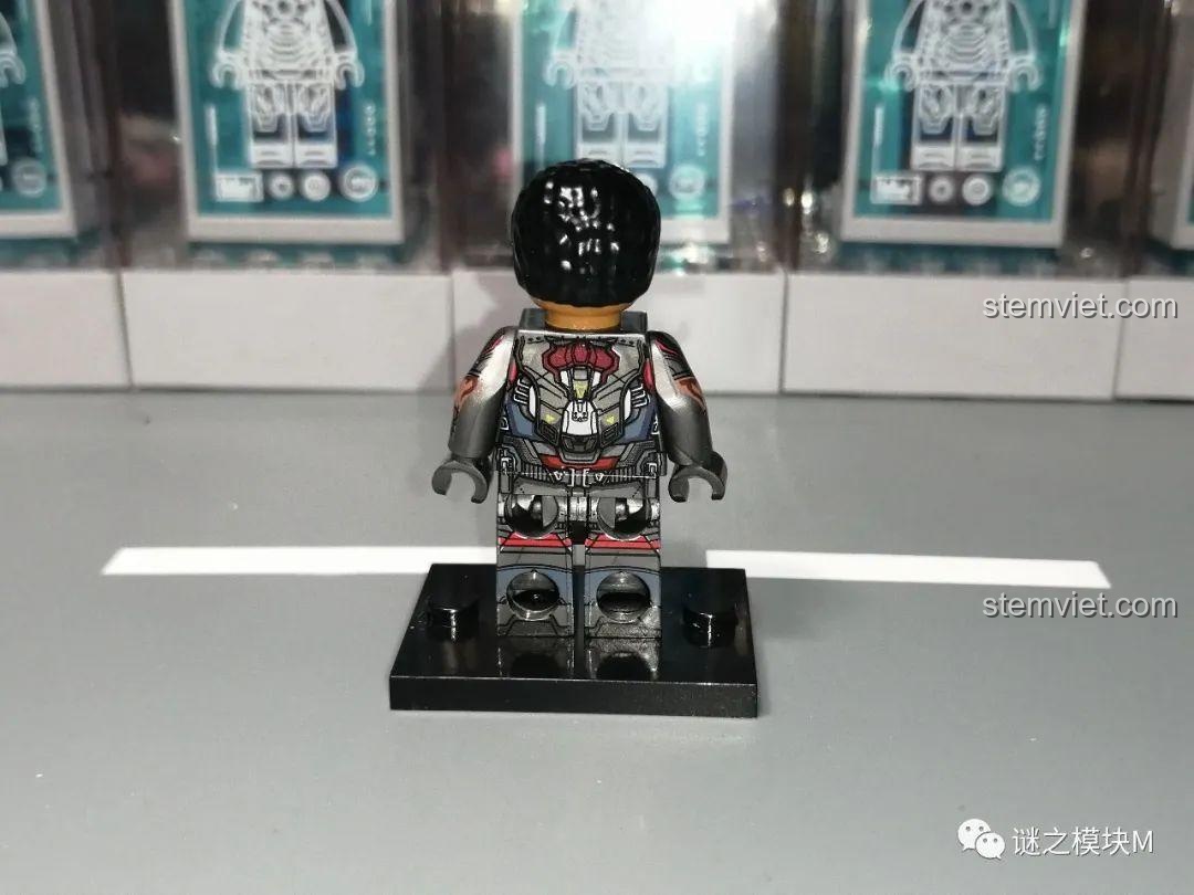 Mặt bên của minifigure WM2166 The Falcon với cánh gập. Bộ sưu tập nhân vật Chim Ưng và Chiến Binh Mùa Đông WM6117.