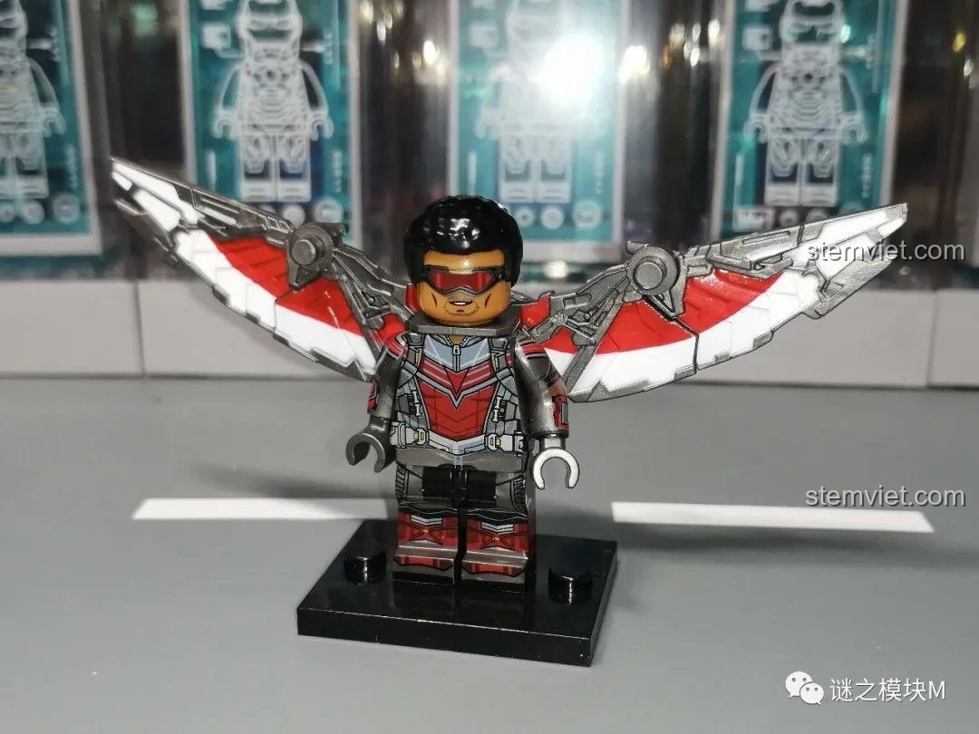 Ảnh chụp cận cảnh minifigure WM2169 The Falcon phiên bản Civil War với cánh gập.