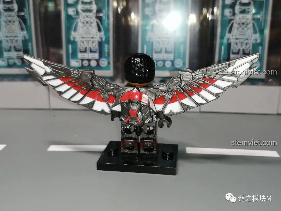 Ảnh chụp bên hông minifigure WM2169 The Falcon (Civil War).