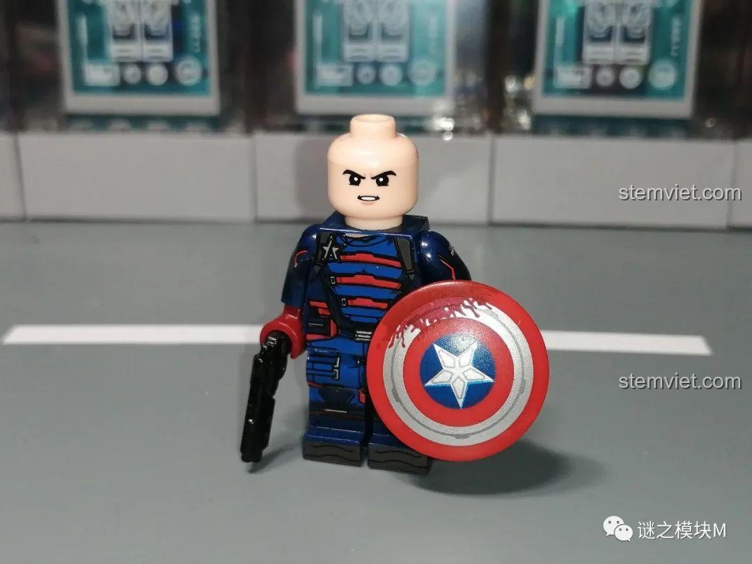 Cận cảnh minifigure WM2170 John Walker (U.S. Agent) với khiên và súng. Đồ chơi mô hình WM Blocks.