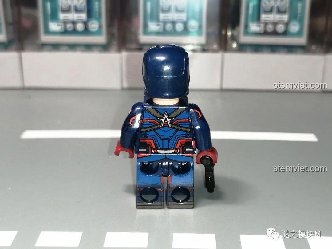 Mặt bên của minifigure WM2170 John Walker, thể hiện chi tiết in cờ Mỹ trên tay. WM Blocks WM2163.