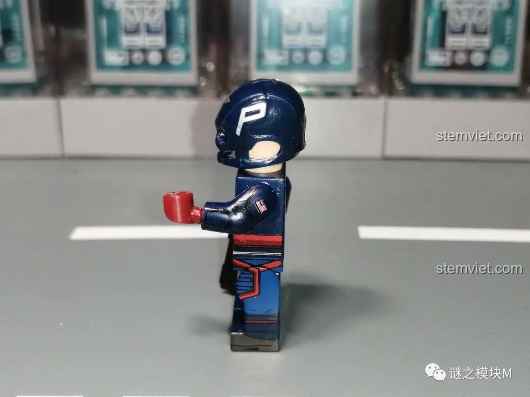 Chi tiết in cờ Mỹ trên tay áo của minifigure John Walker WM2170. Đồ chơi mô hình Falcon Captain America.