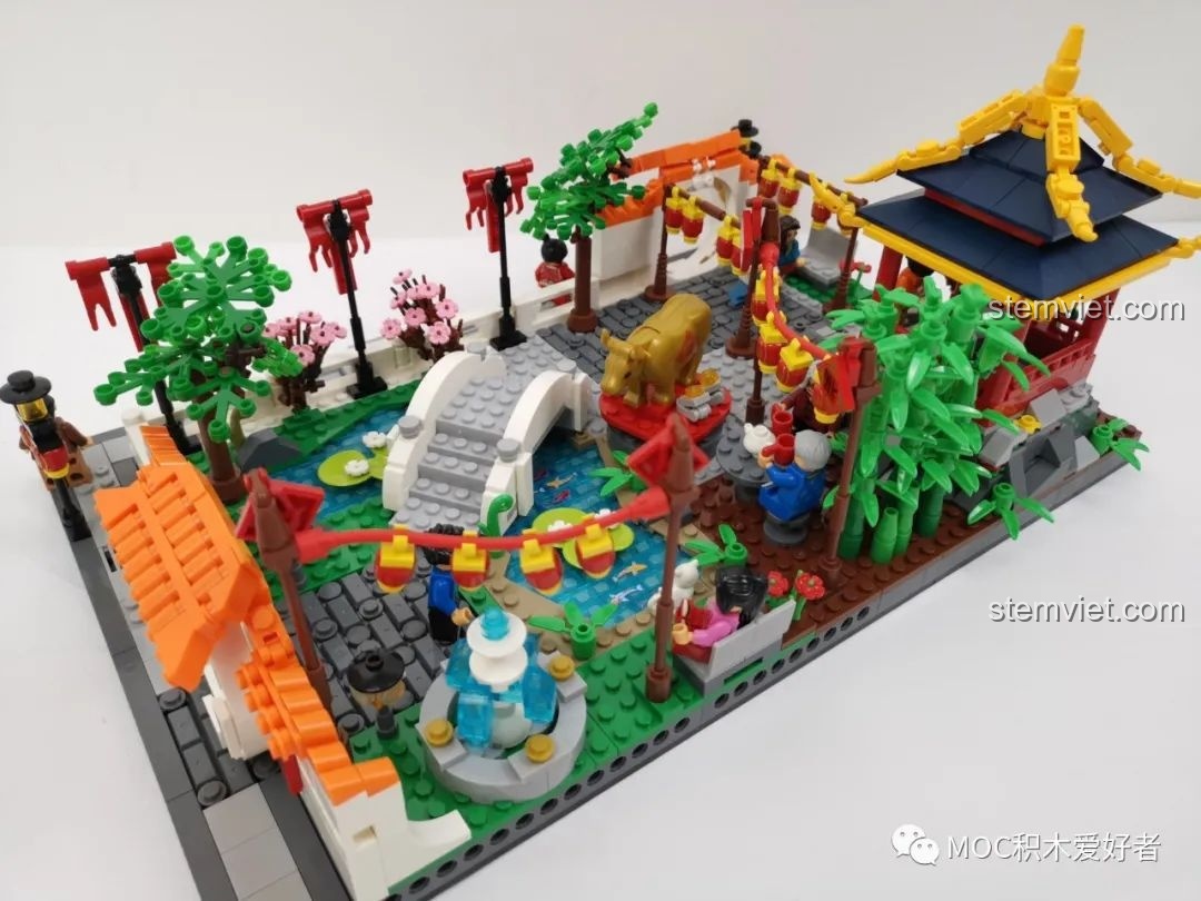 Toàn cảnh lễ hội với các nhân vật minifigure trong bộ WOMA 9123 Lễ hội mùa xuân, tạo nên một bức tranh sống động.