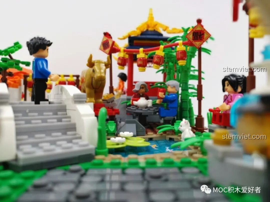 Khung cảnh lễ hội hài hòa và sống động với các minifigure trong bộ WOMA C.9123 Sa bàn Tết cổ truyền.