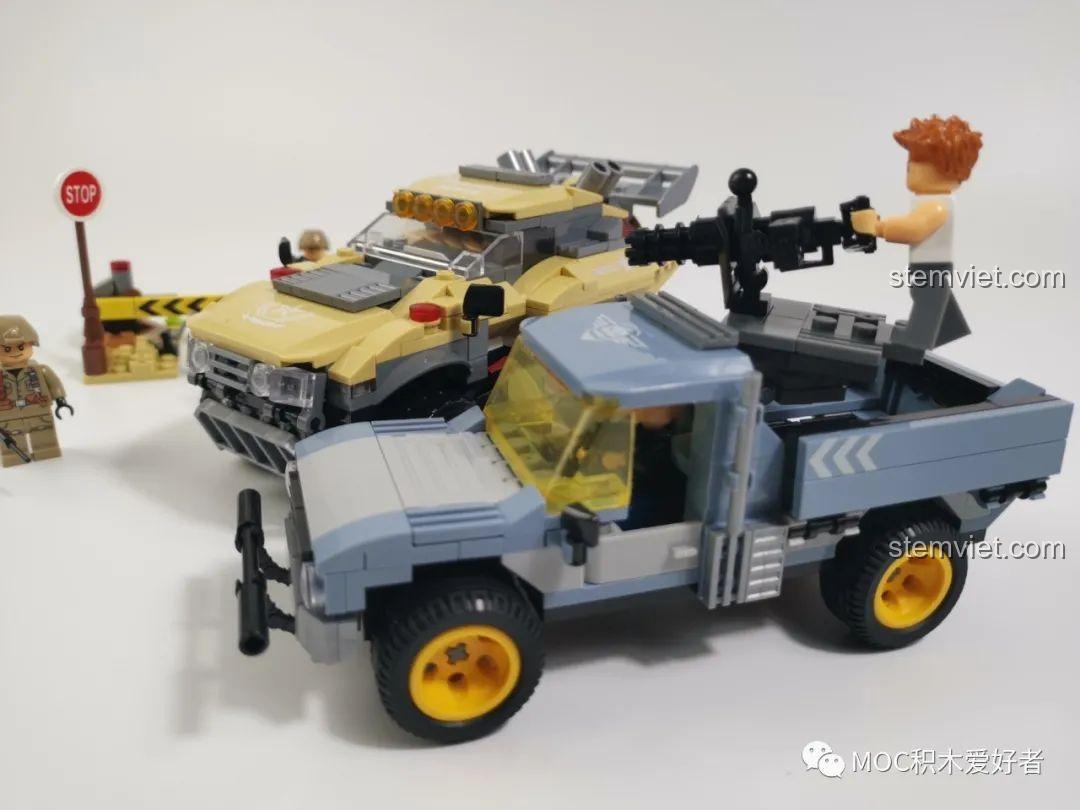 Toàn cảnh bộ lắp ráp WOMA C0193 Trở lại chiến trường: Truy đuổi hoang dã đã hoàn thiện, với 2 xe, 4 minifigure và cảnh quan phụ trợ, tạo nên một bối cảnh chơi sống động.