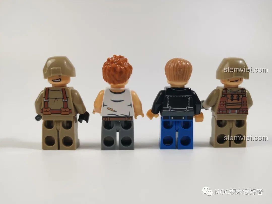 Mặt sau của các minifigure trong bộ WOMA C0193, cho thấy chi tiết trang phục và thiết kế tổng thể.