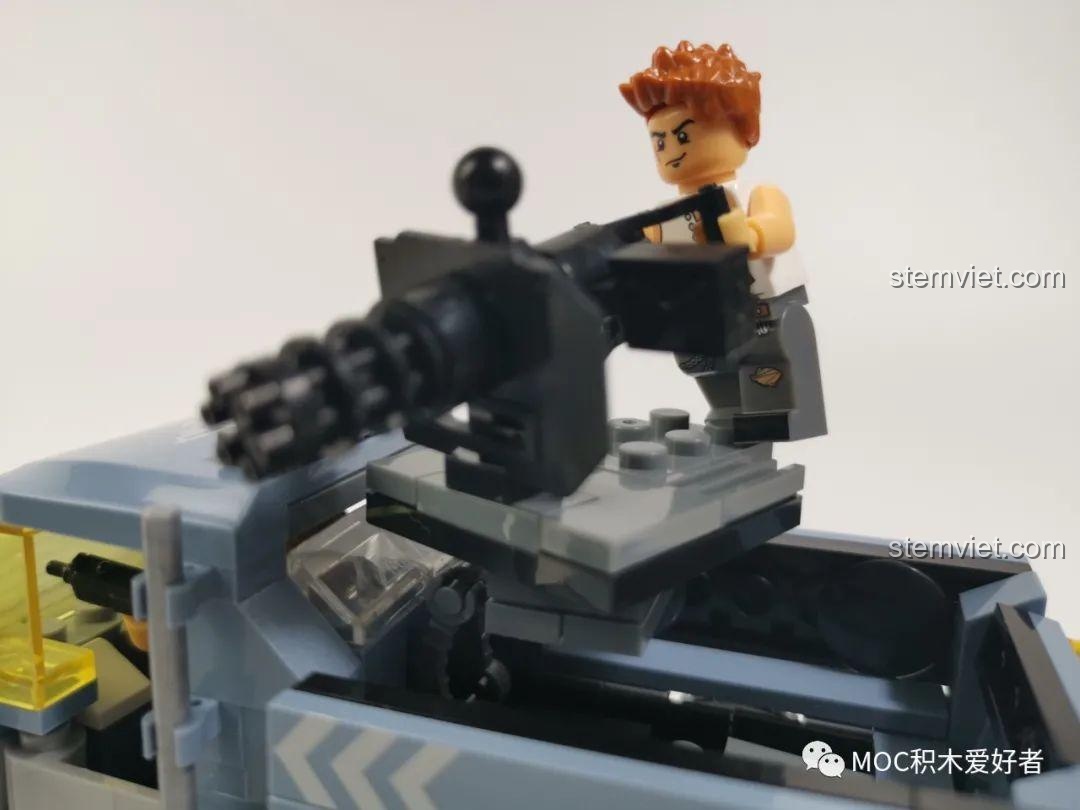 Minifigure đang đứng trên giá súng của xe bán tải quân sự WOMA C0193, sẵn sàng chiến đấu.