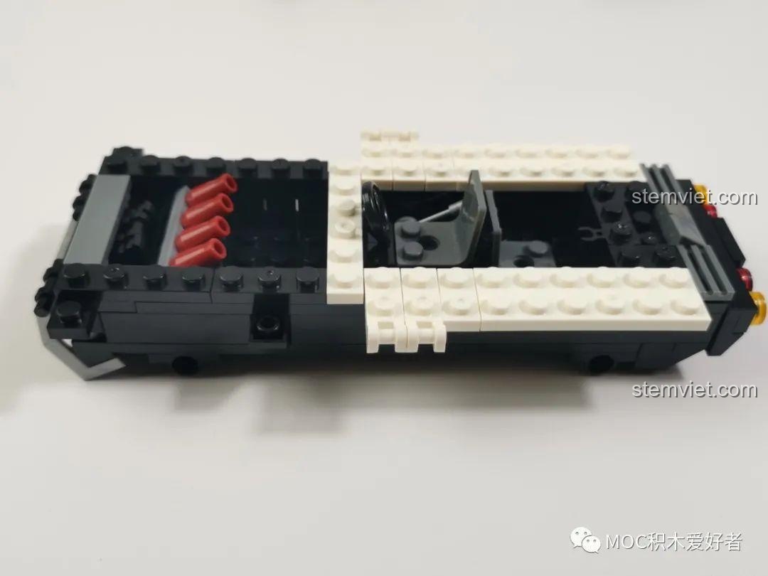 Phần nền của xe cảnh sát tương lai WOMA C0193 đang được lắp ráp, với các chi tiết động cơ và nội thất.