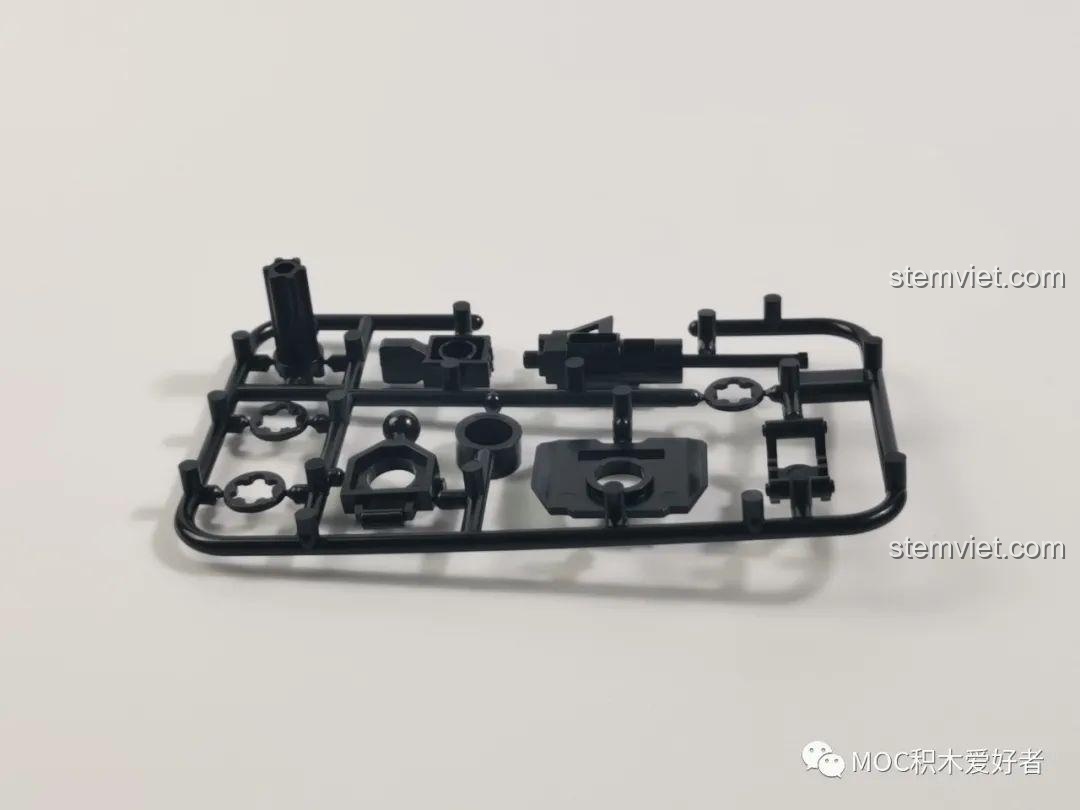 Các mảnh ghép để lắp ráp khẩu súng Gatling hầm hố, một điểm nhấn đặc biệt của bộ đồ chơi WOMA C0193 Xe quân sự.