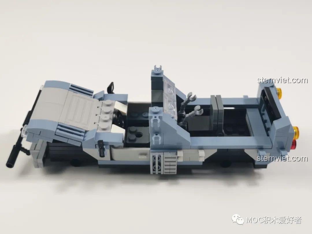 Thân xe bán tải quân sự WOMA C0193 đang được hoàn thiện, với các tấm ốp bên hông và phần mui xe.