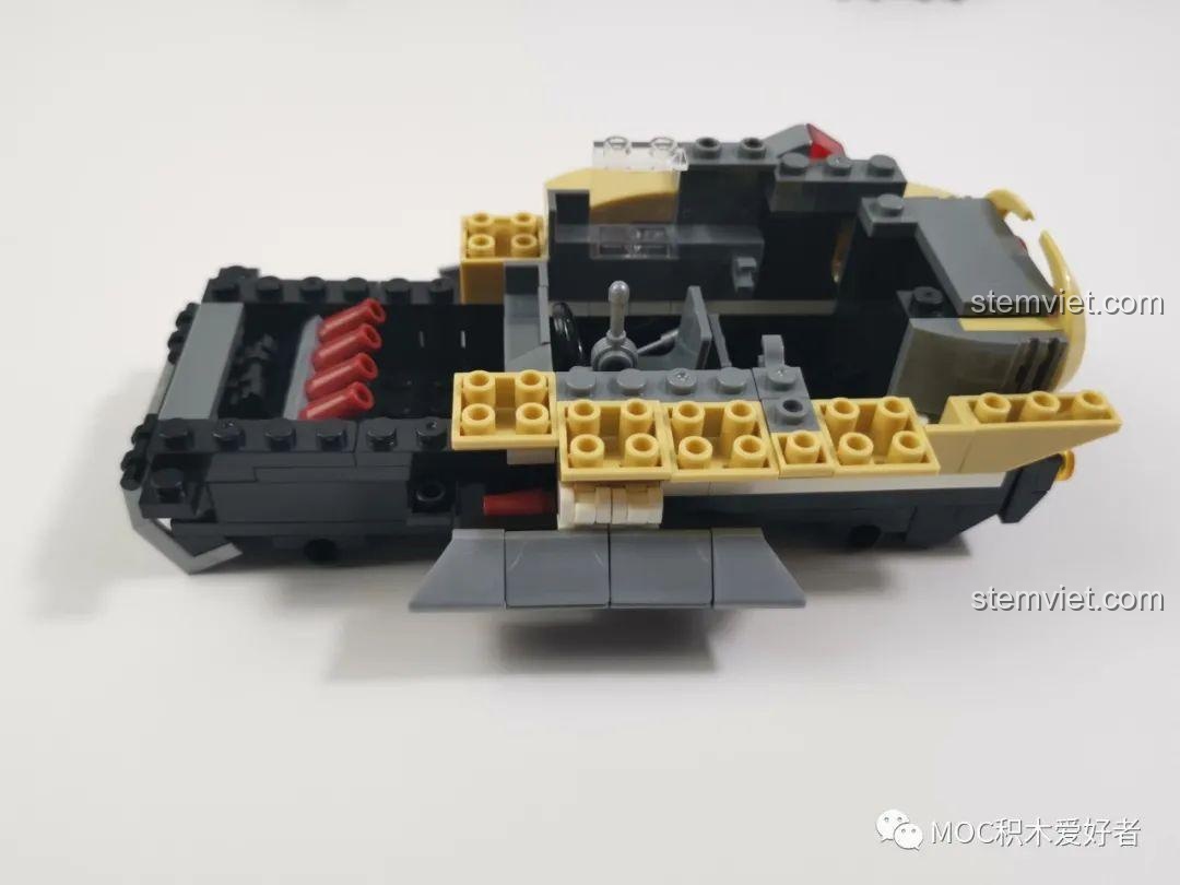 Thân xe cảnh sát tương lai WOMA C0193 đang được lắp ráp, với các tấm ốp màu vàng và xám.