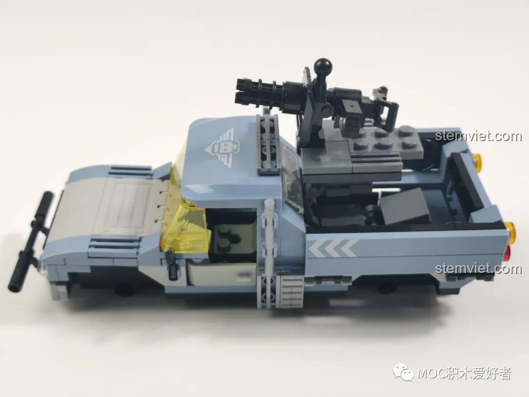 Chiếc xe bán tải quân sự WOMA C0193 được gắn thêm giá súng Gatling ở phía sau, tăng cường hỏa lực.