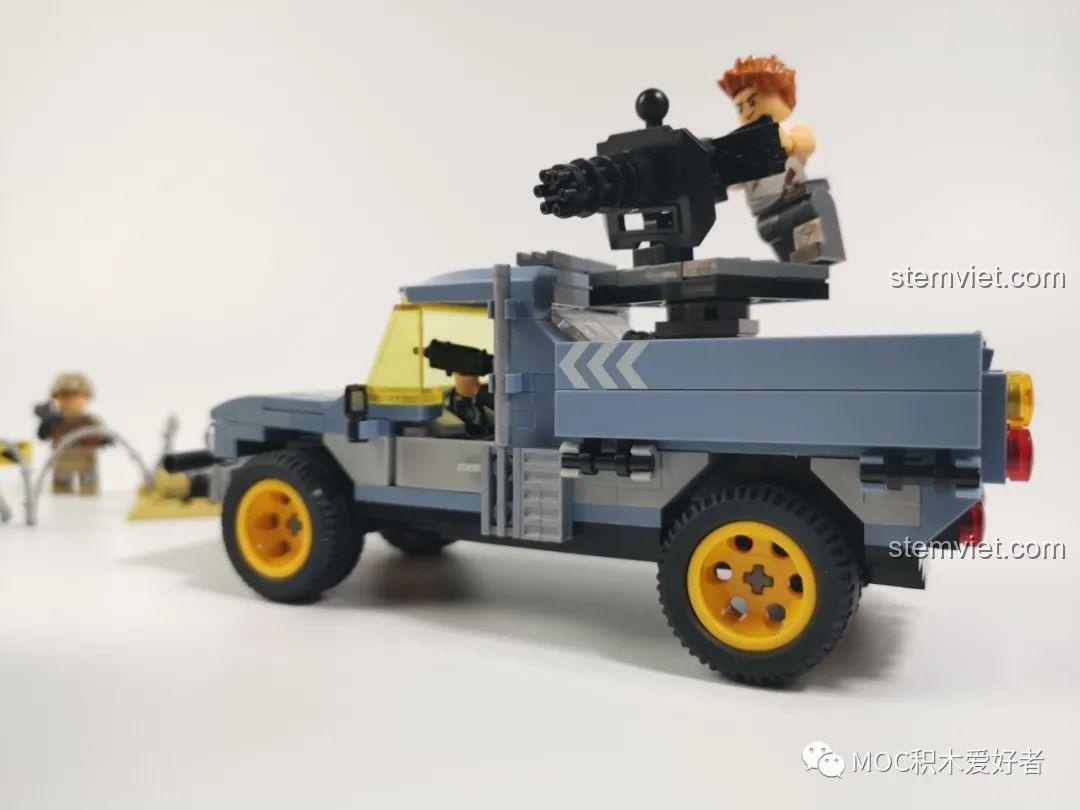 Góc nhìn phía sau của chiếc xe bán tải quân sự WOMA C0193, với thùng xe và các chi tiết đèn hậu.