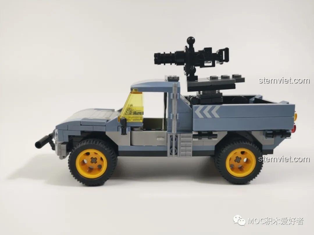 Góc nhìn phía trước của chiếc xe bán tải quân sự WOMA C0193, với thiết kế mạnh mẽ và cản trước hầm hố.