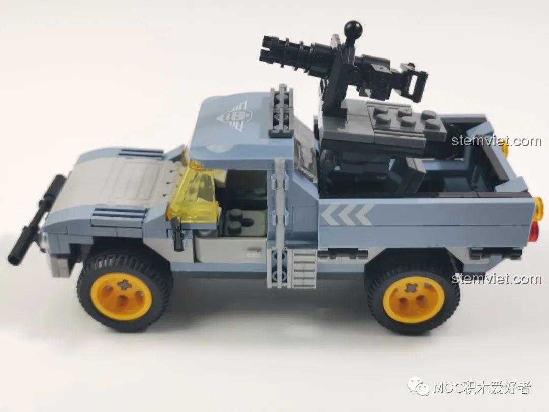 Chiếc xe bán tải quân sự WOMA C0193 đã hoàn thiện với bánh xe và các chi tiết cuối cùng, sẵn sàng cho cuộc truy đuổi.