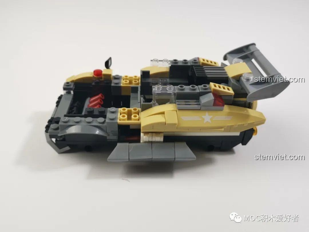 Chiếc xe cảnh sát tương lai WOMA C0193 được gắn thêm cánh gió lớn phía sau, tăng tính khí động học.