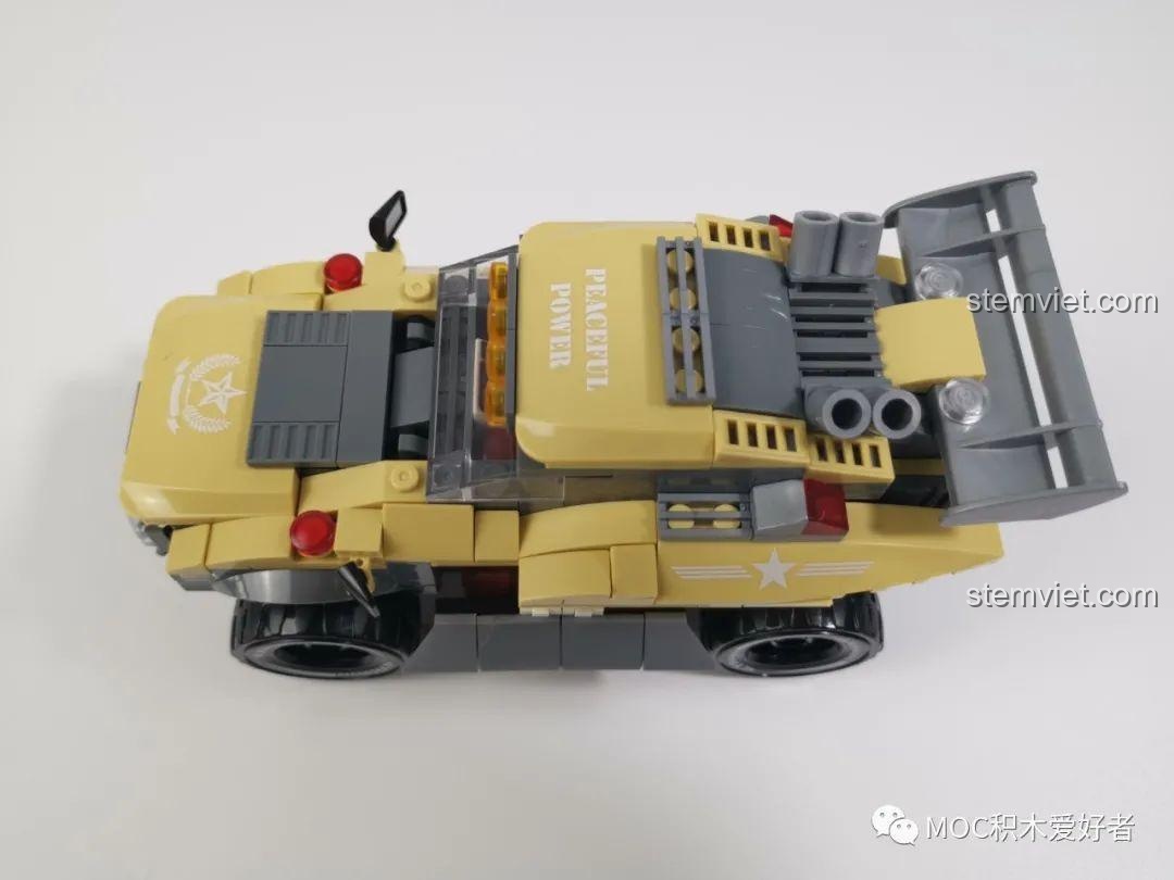 Góc nhìn từ trên xuống của chiếc xe cảnh sát tương lai WOMA C0193, cho thấy tổng thể cấu trúc và các chi tiết trên nóc xe.