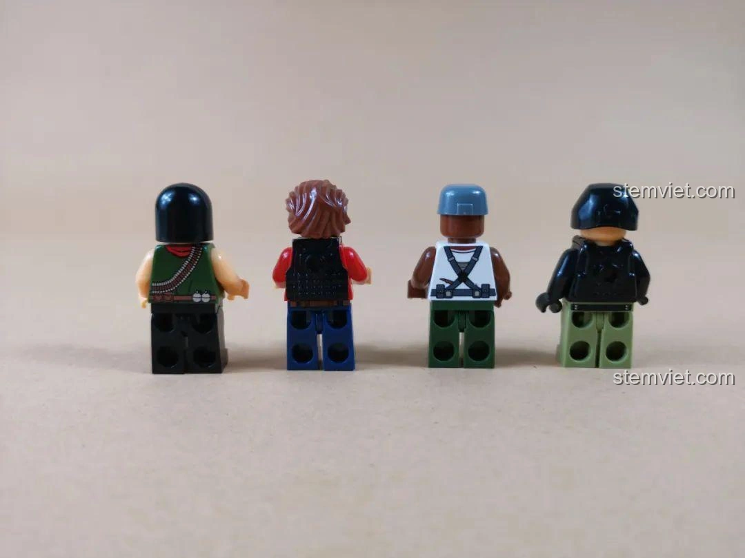 Mặt sau của các minifigure WOMA C0195, thể hiện chi tiết trang phục và thiết kế nhân vật.