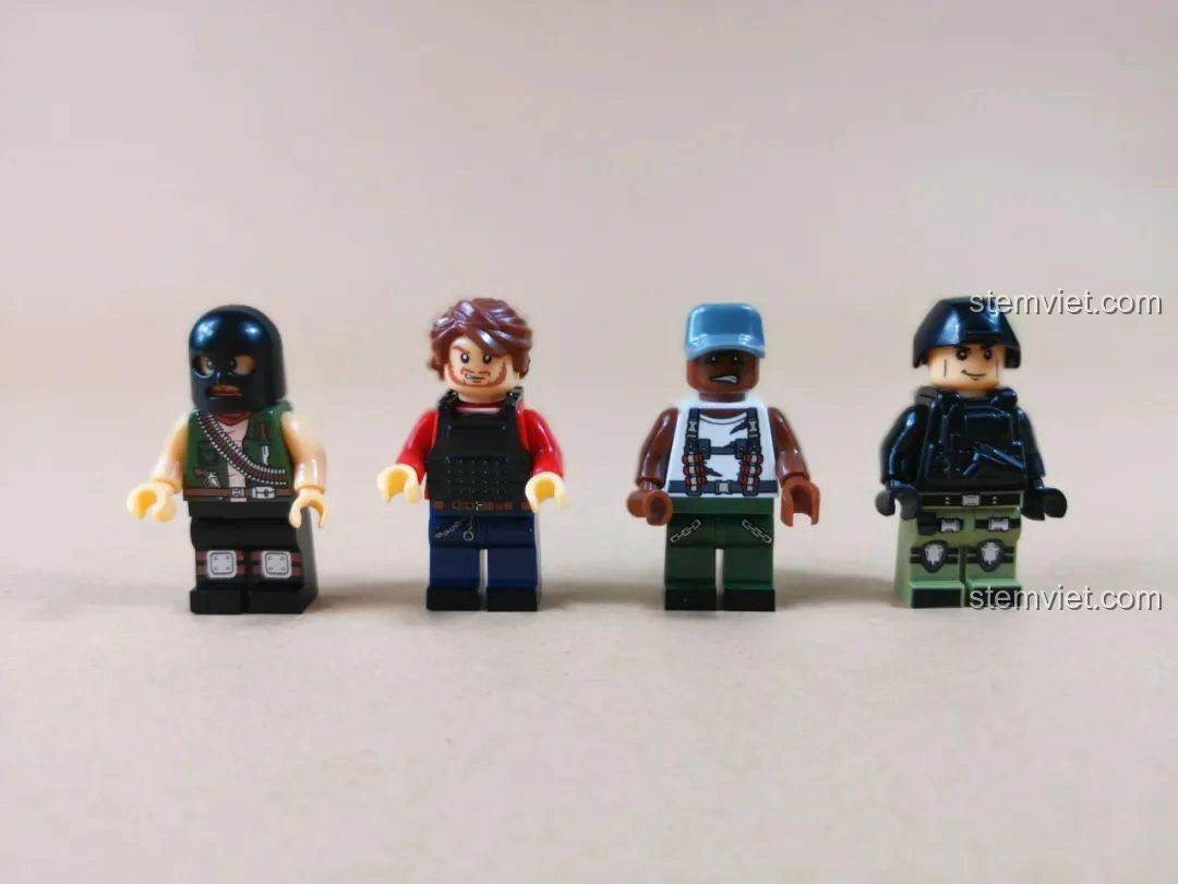 Bốn minifigure trong bộ lắp ráp WOMA C0195 Trở Lại Chiến Trường, bao gồm lính đặc nhiệm và phản diện.