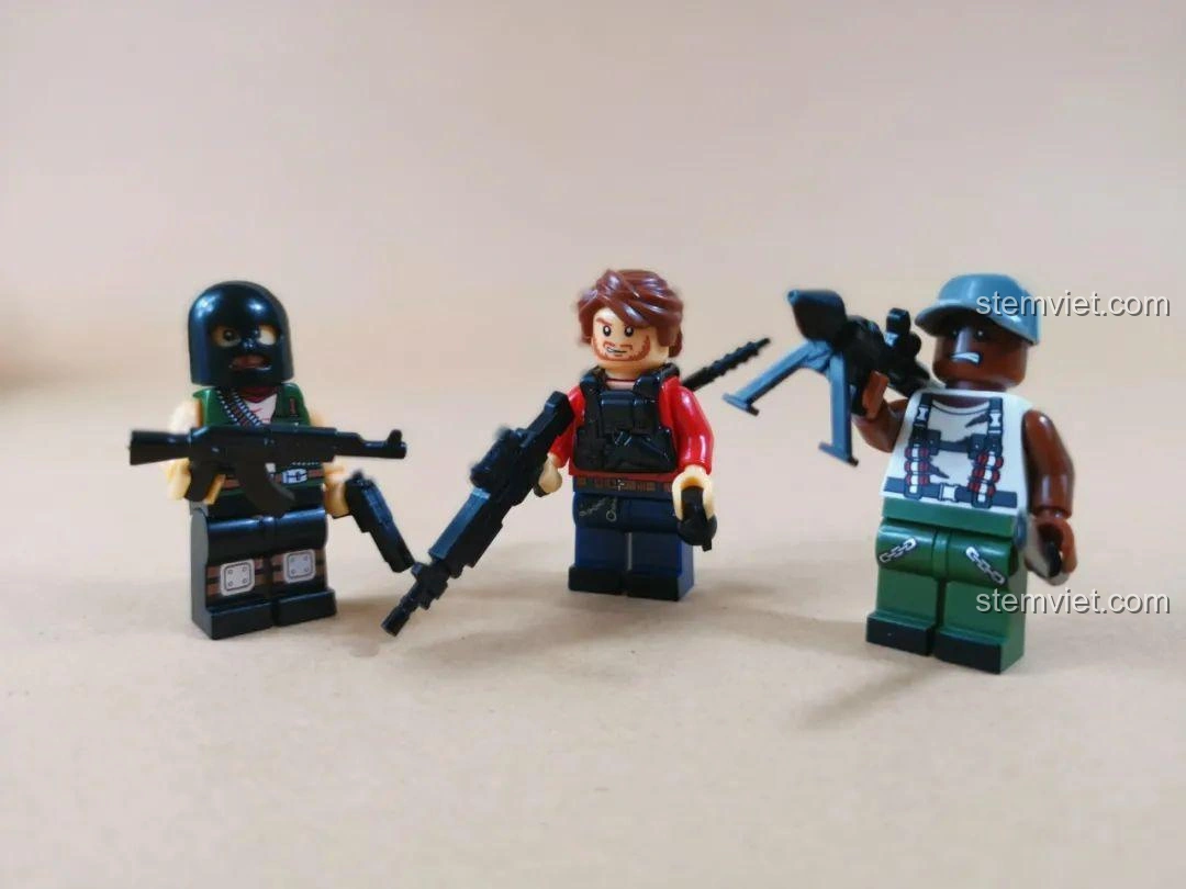 Ba minifigure phản diện của WOMA C0195 được trang bị súng máy và vũ khí hạng nặng.