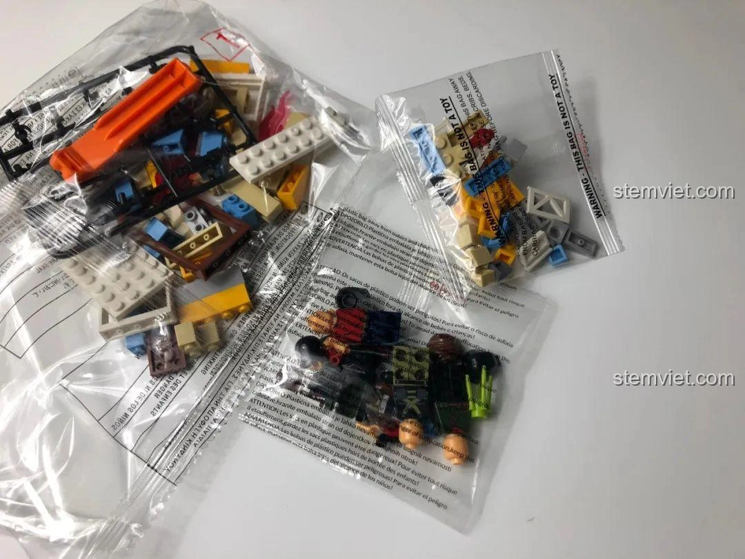 Các túi mảnh ghép bên trong bộ lắp ráp WOMA C0195 Trở Lại Chiến Trường, phân loại theo bước lắp.