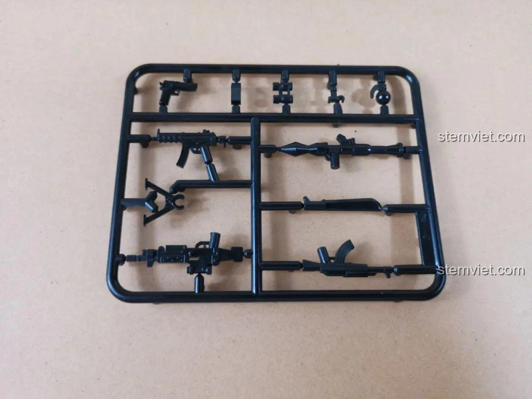 Khung chứa các loại vũ khí quân sự như súng máy, súng phóng lựu, dao găm trong bộ WOMA C0195.