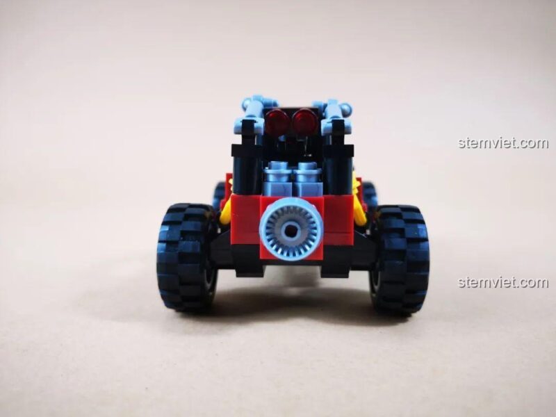 Cận cảnh phía sau xe buggy quân sự màu đỏ của bộ đồ chơi WOMA C0195 Trở Lại Chiến Trường: Xâm Nhập Sâu Vào Địch.
