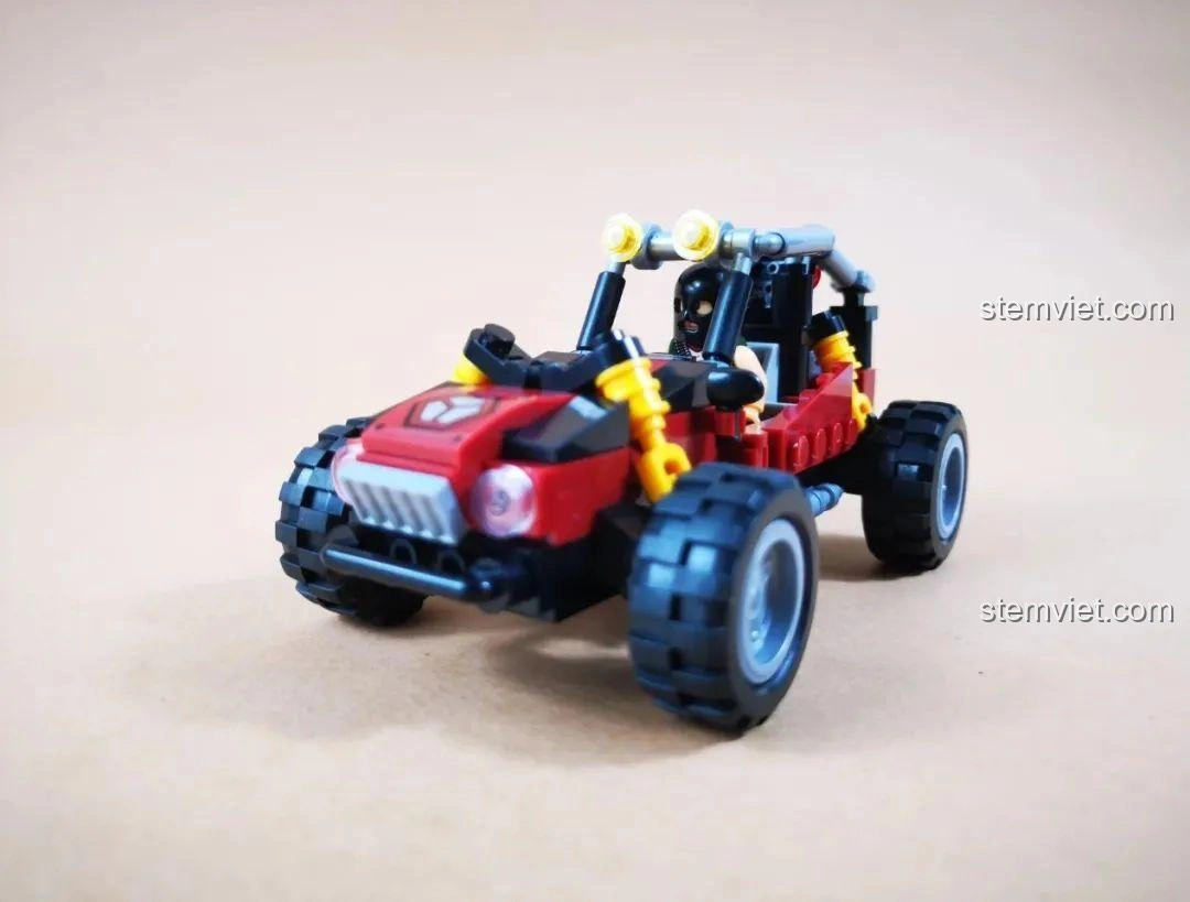 Xe Buggy Quân Sự màu đỏ của WOMA C0195 đang được lắp ráp, nhìn từ góc trước.