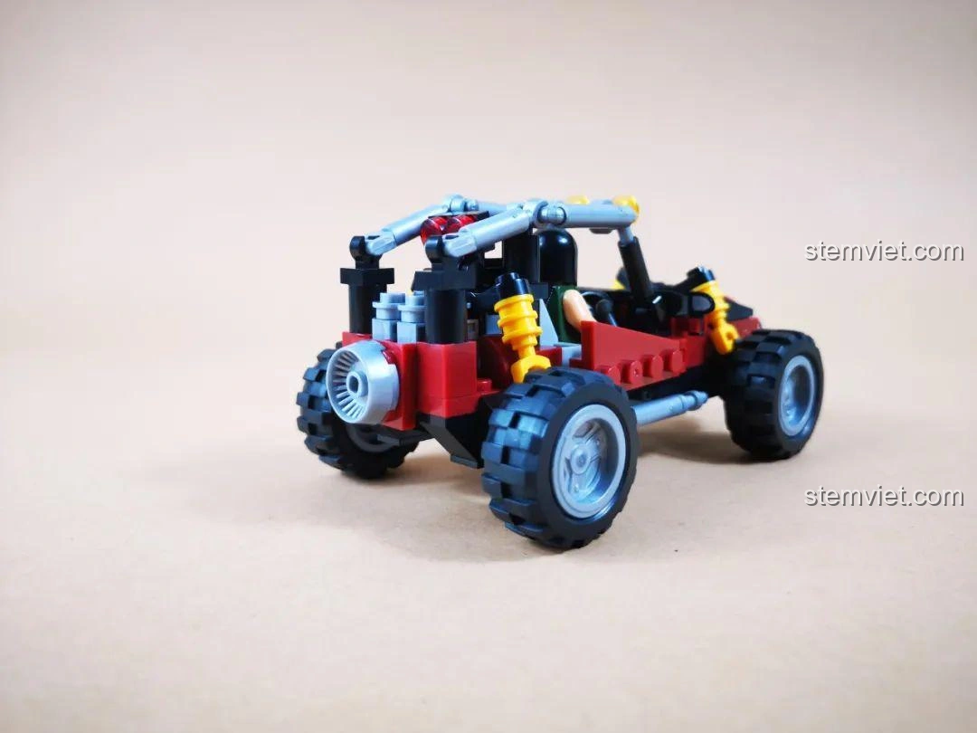 Góc nhìn phía sau của xe Buggy Quân Sự WOMA C0195, thể hiện chi tiết động cơ và khung xe.