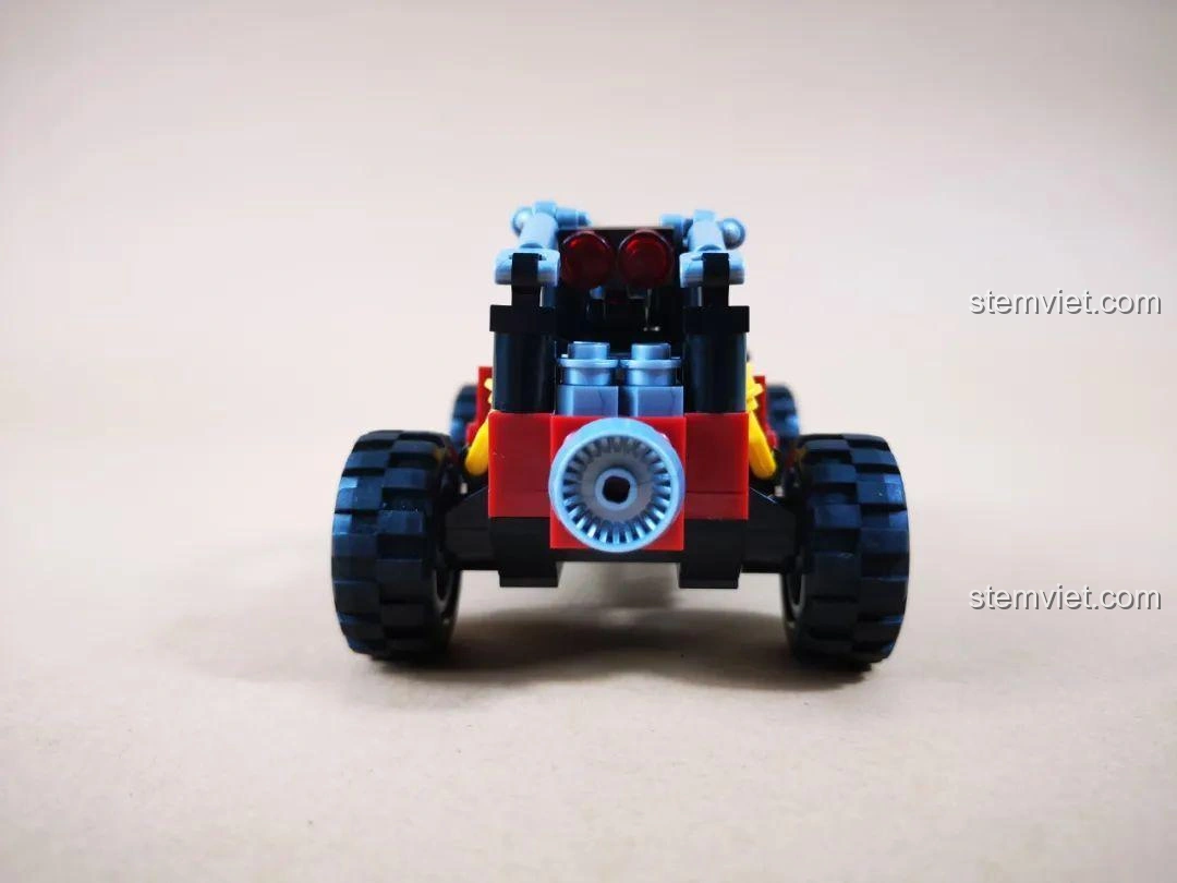 Phần đuôi xe Buggy Quân Sự WOMA C0195, với ống xả và đèn hậu chi tiết.