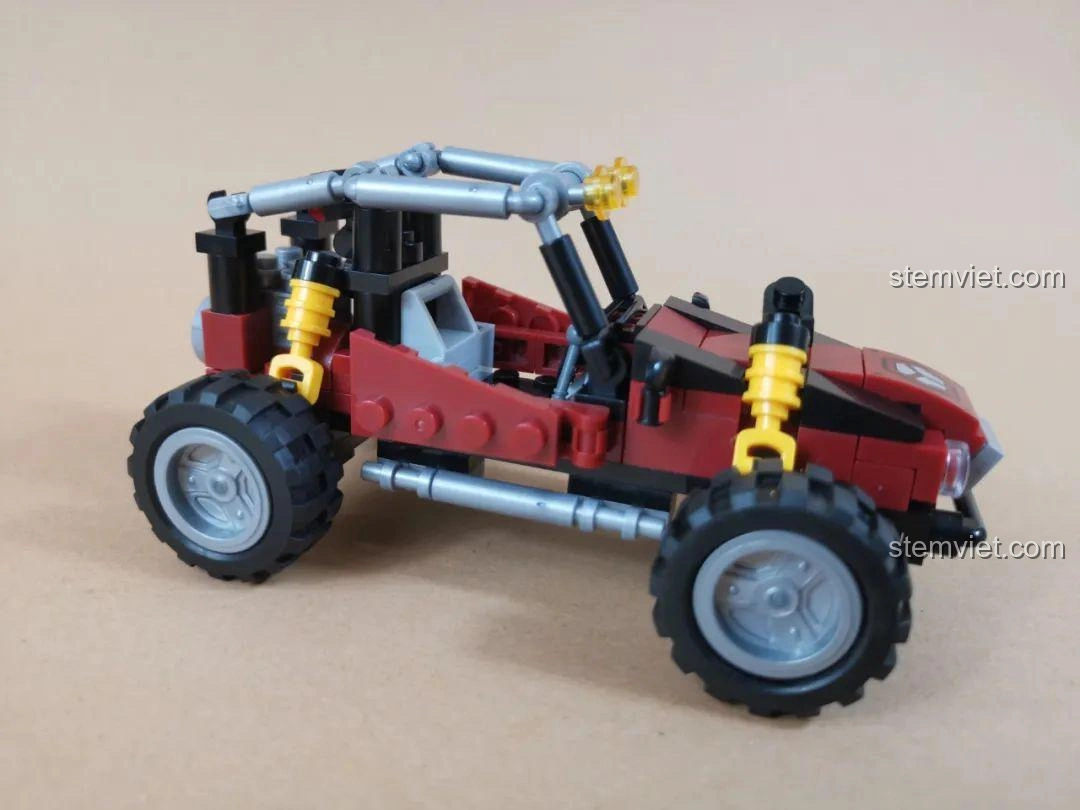 Tổng thể xe Buggy Quân Sự WOMA C0195 màu đỏ, nhìn từ góc nghiêng.