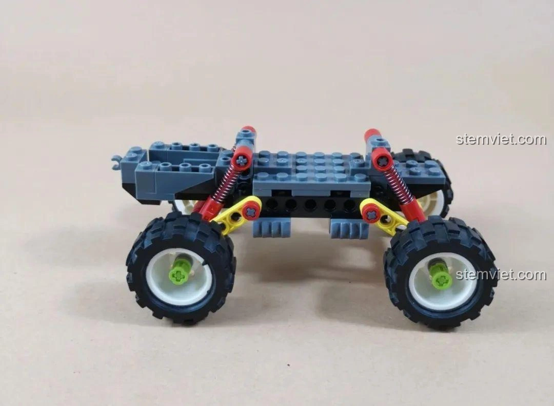 Hệ thống treo độc lập 4 bánh của Xe Jeep Quân Sự WOMA C0195, tăng khả năng vượt địa hình.