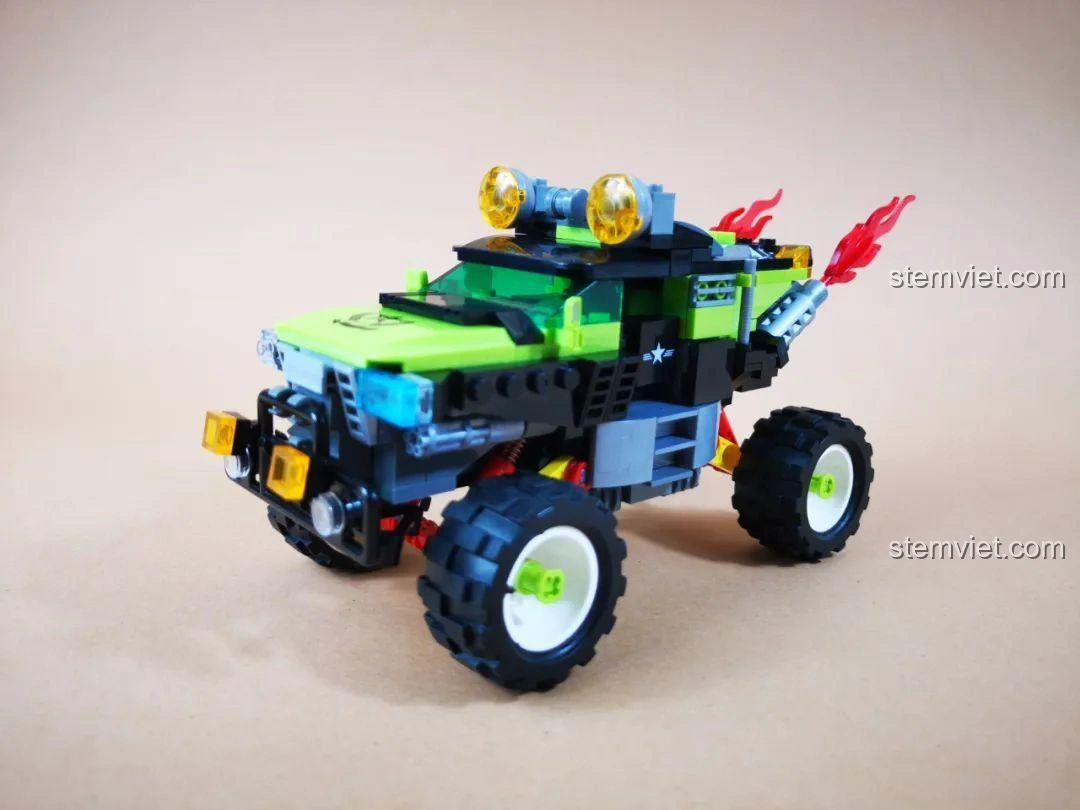 Xe Jeep Quân Sự màu xanh lá của WOMA C0195, với thiết kế hầm hố và mạnh mẽ.