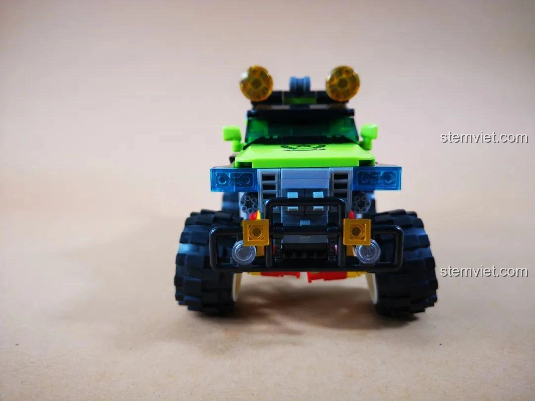 Mặt trước của Xe Jeep Quân Sự WOMA C0195, với đèn pha và lưới tản nhiệt chắc chắn.