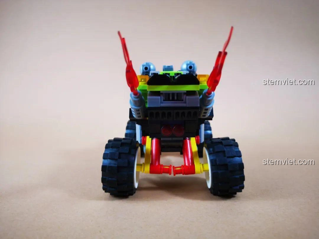 Góc nhìn phía sau của Xe Jeep Quân Sự WOMA C0195, thể hiện sự vững chãi và thiết kế mạnh mẽ.