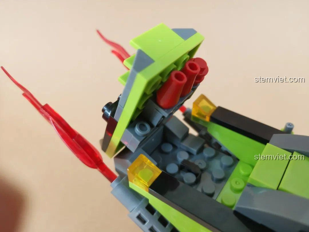 Cận cảnh bệ phóng tên lửa trên Xe Jeep Quân Sự WOMA C0195, có thể đóng mở linh hoạt.