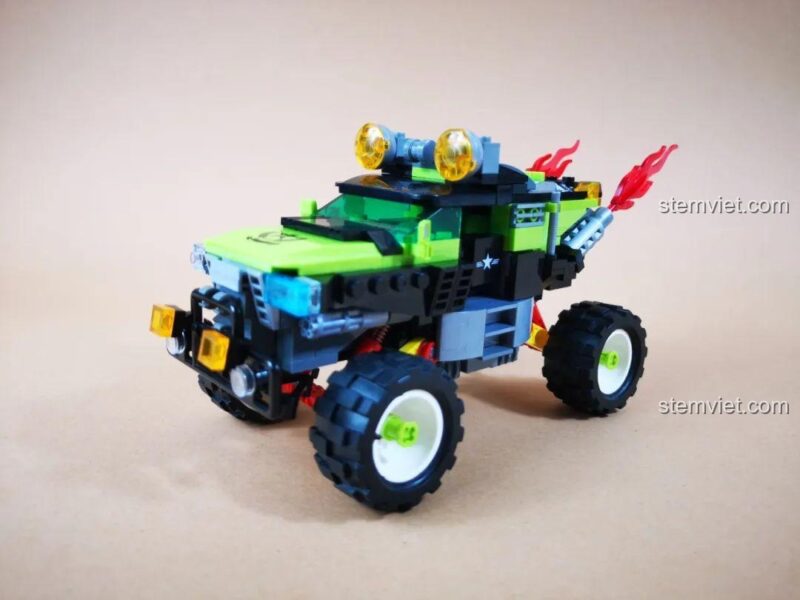 Xe Jeep quân sự màu xanh lá trong bộ lắp ráp WOMA C0195 Trở Lại Chiến Trường: Xâm Nhập Sâu Vào Địch.