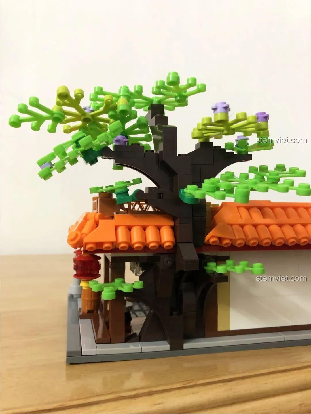 Cây cổ thụ được tạo hình khéo léo bên hông hiệu thuốc trong bộ đồ chơi xây dựng WOMA C0340.