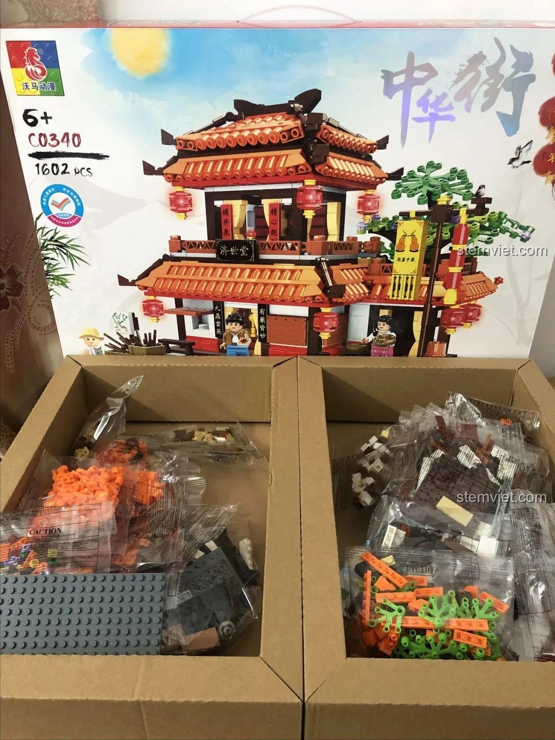 Hộp và các túi chi tiết của bộ đồ chơi xây dựng WOMA C0340, món quà sinh nhật ý nghĩa cho bé.