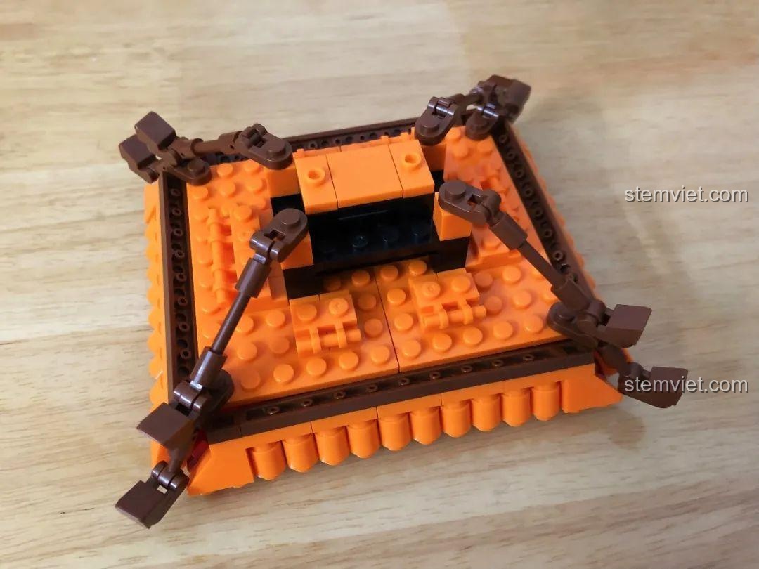 Phần mái trên cùng của bộ xếp hình WOMA C0340, thiết kế góc cạnh đặc trưng.