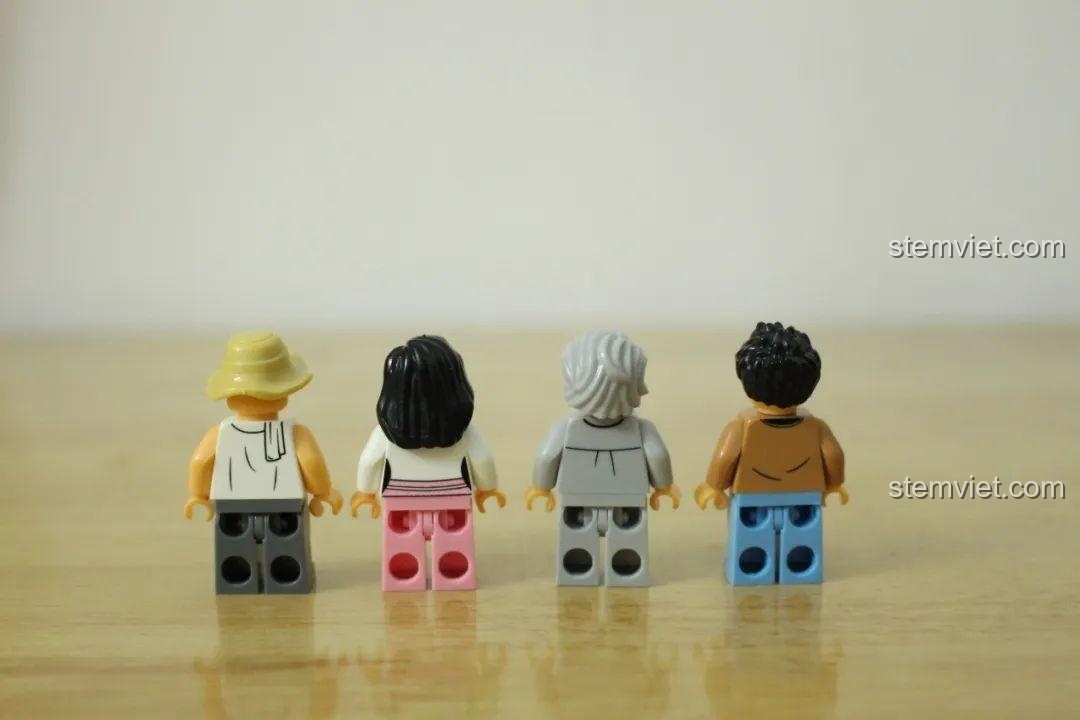 Mặt sau của 4 minifigures trong bộ WOMA C0340, chi tiết in sắc nét. Bộ xếp hình C0340.