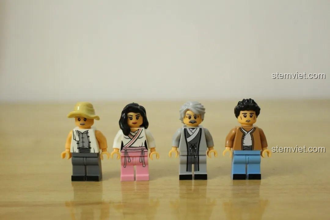 4 minifigures trong bộ WOMA C0340: nông dân, dược sĩ, y sư, bệnh nhân. Đồ chơi mô hình WOMA.